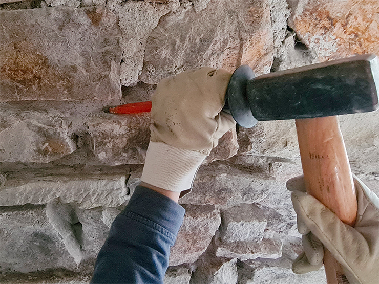 Le déjointoiement entre des pierres