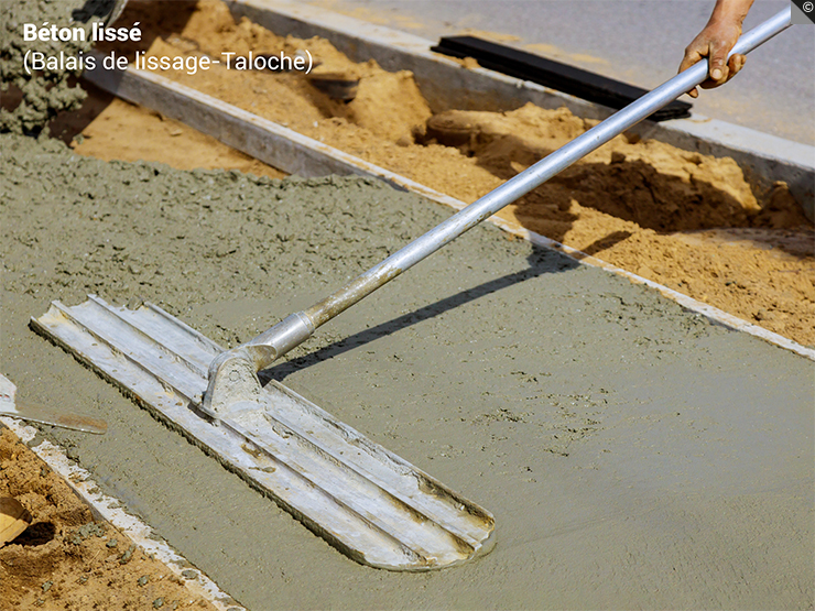 Le béton lissé avec balais de lissage-Taloche