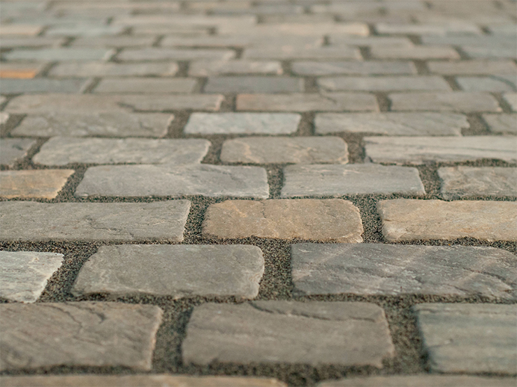 Un joint de dilatation entre pavés