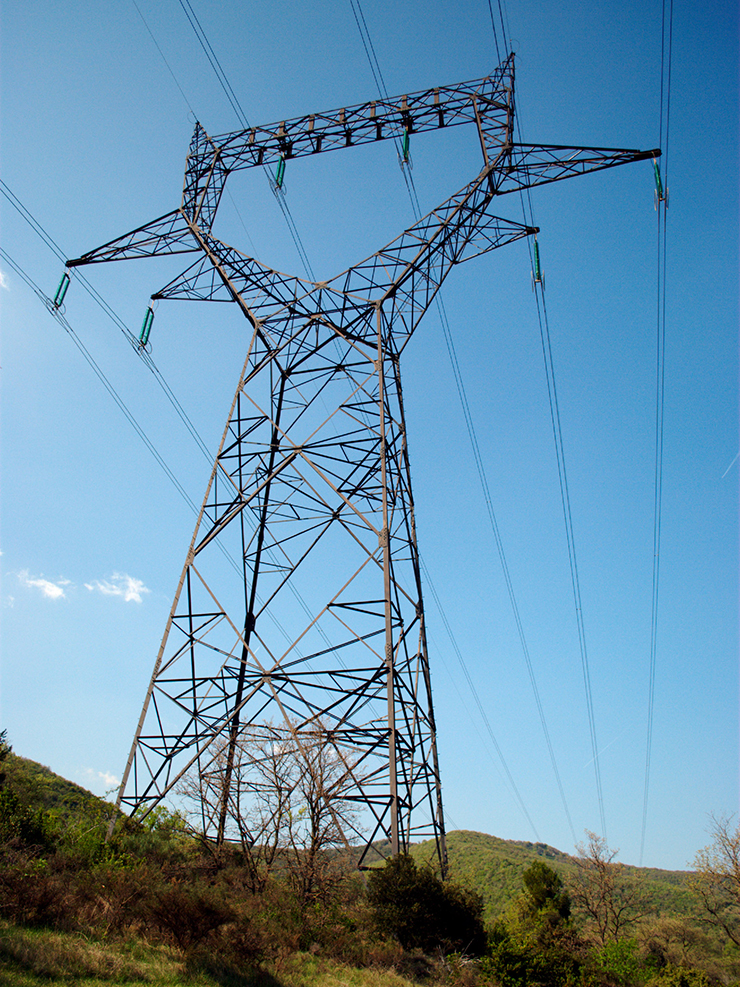 Les poteaux de réseaux de distribution d’électricité munis d'isolateurs