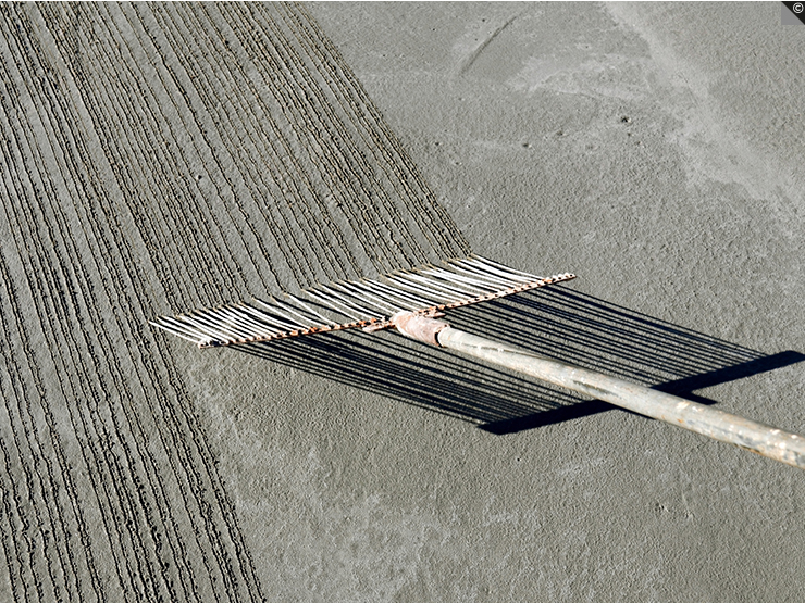Le striage du béton frais