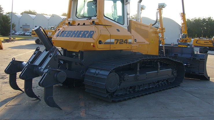 Le tipdozer muni d'une lame d'attaque