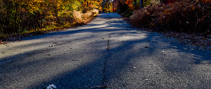 Une fissure longitudinale de la chaussée