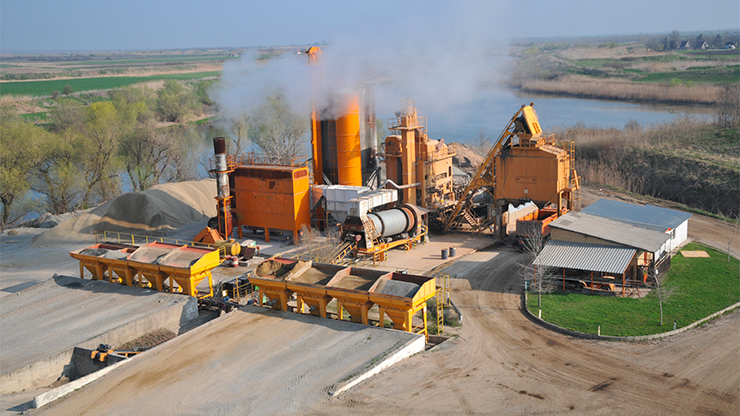Une vue aérienne d'une centrale à enrobés