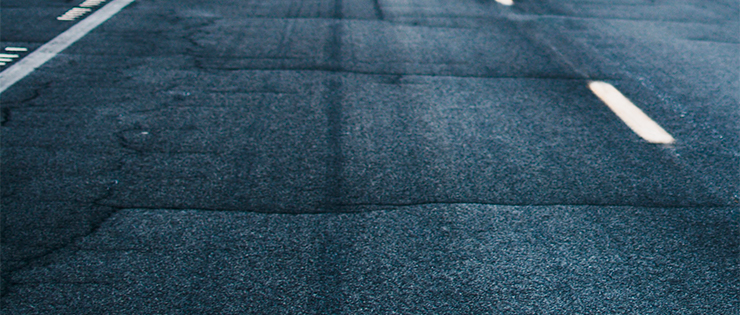 Une fissure transversale de la chaussée